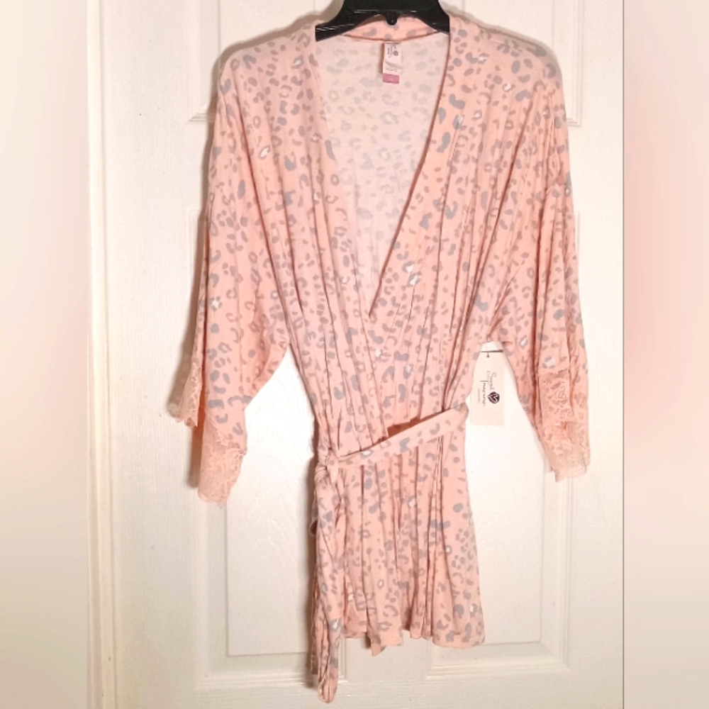 Robe Maternity Secret Treasures Pink Leopard Print